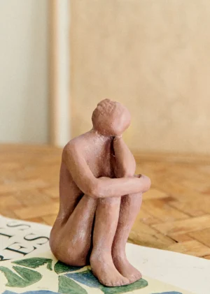 Sezane Sculpture Guénolée Courcoux - Femme Dans Ses Pensées Petit Modèle- Les Invités