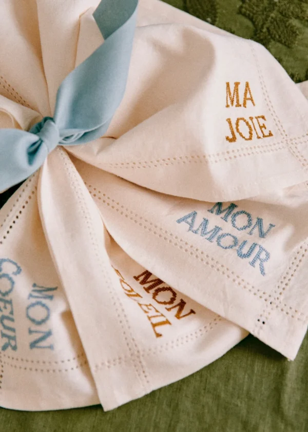 Sezane Set De 4 Serviettes - Les Mots Brodés- Les Tissus | La Vaisselle